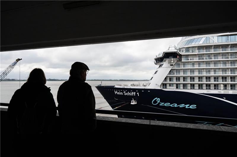 Bremerhaven erwartet bis zu 250.000 Kreuzfahrt-Passagiere Passanten schauen auf das Kreuzfahrtschiff «Mein Schiff 1» an der Columbuskaje.