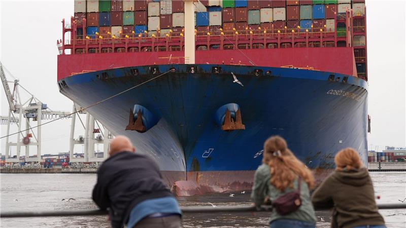 Bilder des Tages Passanten verfolgen das Anlegemanöver des riesigen Containerschiffs „Cosco Shipping Virgo“ der Reederei Cosco Shipping im Hamburger Container-Terminal Tollerort.