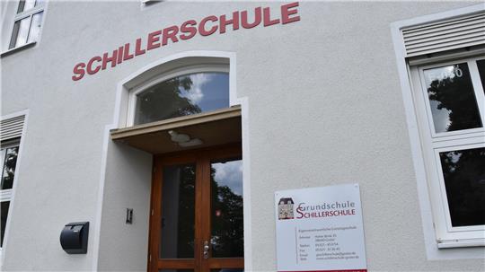 Passt das? Am Donnerstag kehren die Schülerinnen und Schüler in die Schillerschule zurück. Geheizt wird aber auch in den Sommerferien.