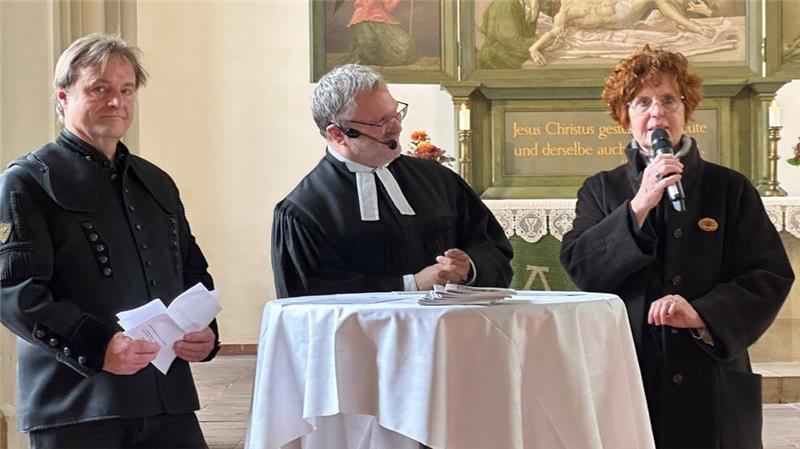 Oberharzer Geschichts- und Museumsverein feiert 100. Geburtstag Pastor André Dittmann (Mitte) interviewt während des Festgottesdiensts Barbara Diederich, die Vorsitzende des Oberharzer Museums- und Geschichtsvereins, und Museumsdirektor Ulrich Reiff.