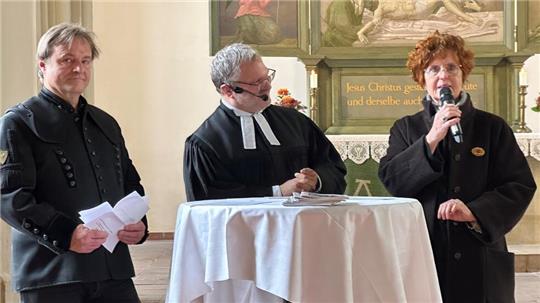 Pastor André Dittmann (Mitte) interviewt während des Festgottesdiensts Barbara Diederich, die Vorsitzende des Oberharzer Museums- und Geschichtsvereins, und Museumsdirektor Ulrich Reiff.