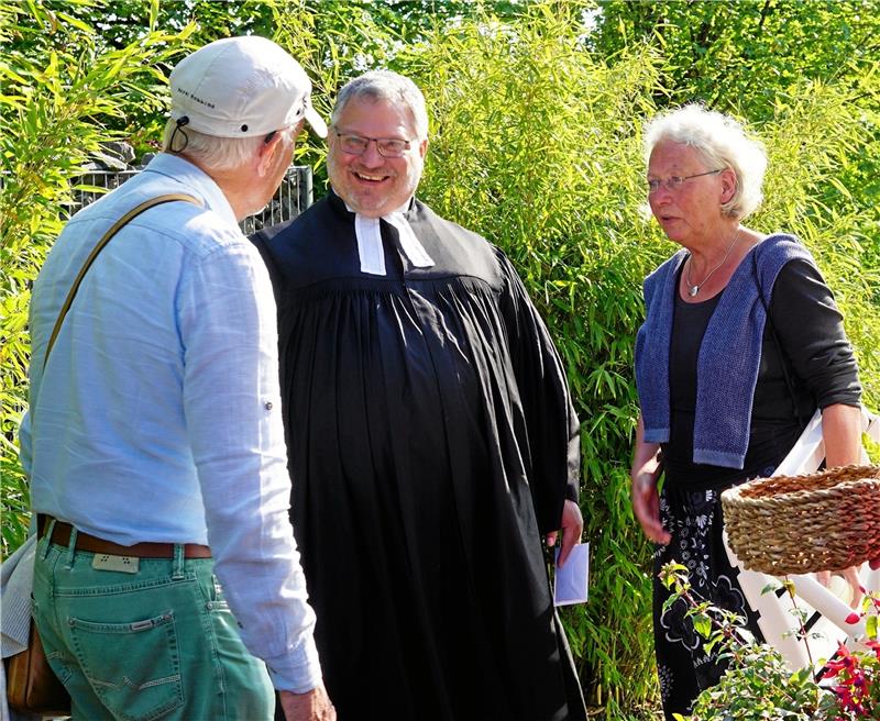 Oberharzer verlegen ihre Gottesdienste in den Garten Pastor André Dittmann freut sich mit Gästen und Gastgebern über den gelungenen Auftakt der Garten-Gottesdienste am Sonntag in Zellerfeld, auf dem Grundstück an den Eschenbacher Teichen. Foto: Privat