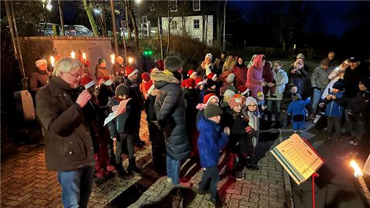 Pastor Andreas Widlowski stellt in die Ansprache seiner kurzen Predigt zum Weihnachtsleuchten in Hohegeiß das Warten in den Mittelpunkt.