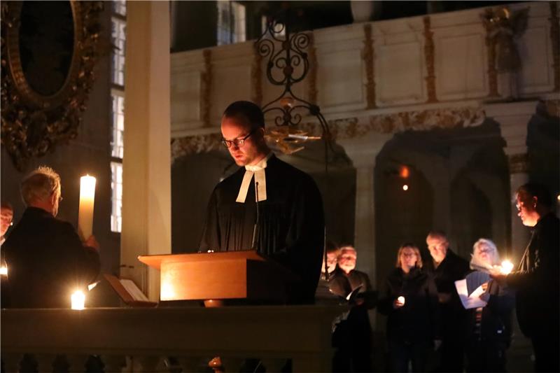 Pastor Jonathan Stoll hält die Predigt in der Osternacht in der mit 50 Christen gut besuchten Marktkirche. Foto: Neuendorf