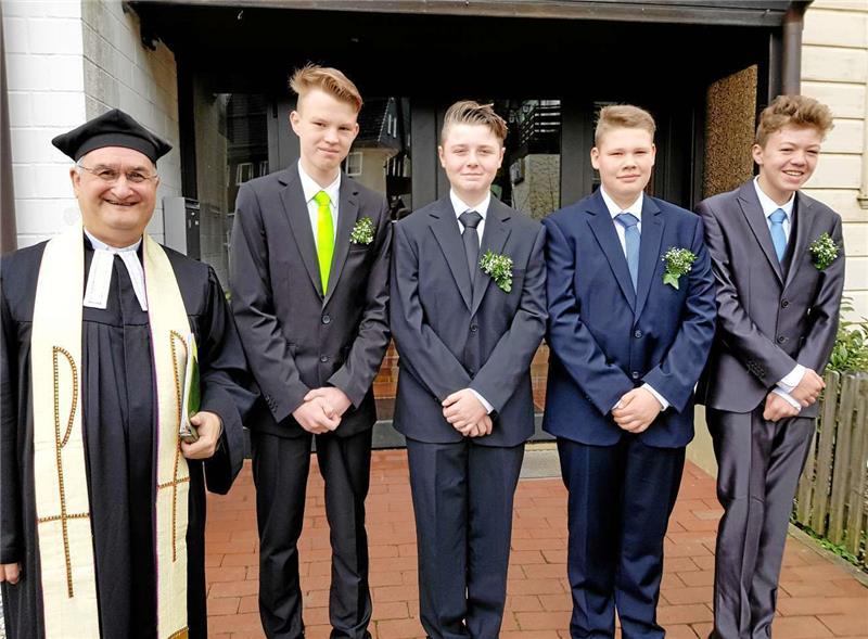 Feierliche Konfirmation in Zellerfeld und Wildemann Pastor Michael Henheik segnete in Wildemann Florian Böttcher, Julian Hippauf, Tobias Nösel und Jona Uhlig ein. Foto: Weiss