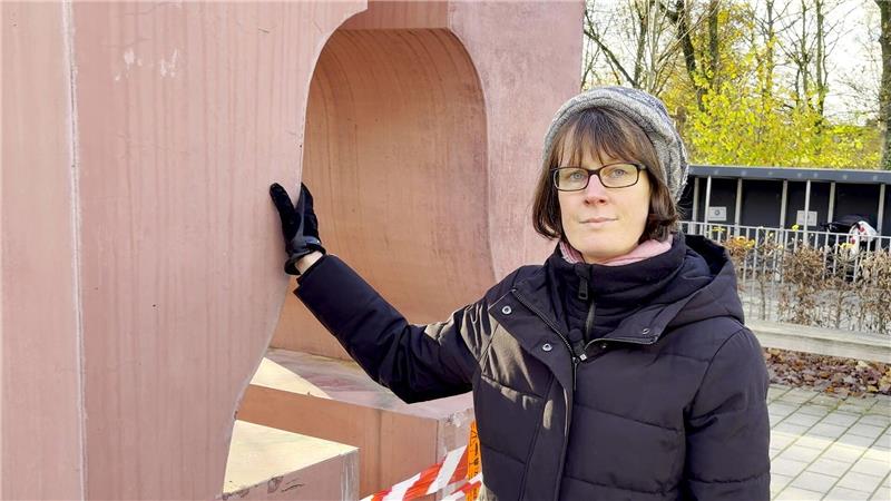 Pastorin Angela Walther trauert um die Glocke. 