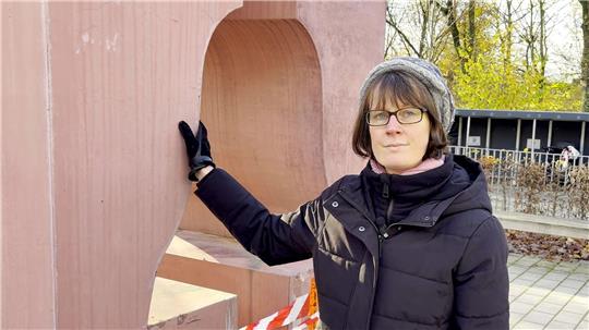 Pastorin Angela Walther trauert um die Glocke. 