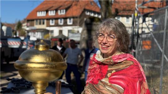 Pastorin Kirstin Müller erinnert mit einer fröhlichen und emotionalen Rede an die Sanierung der Trinitatiskirche.