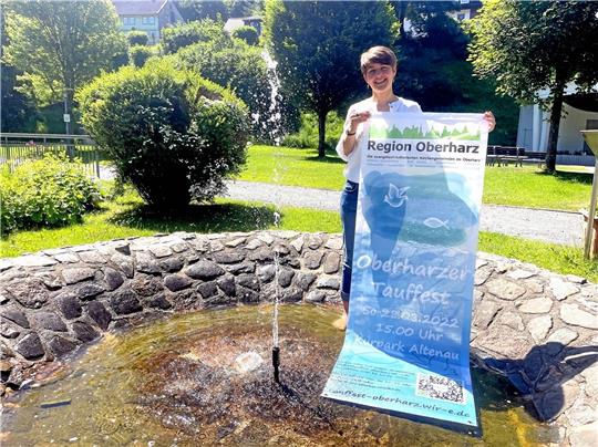 Pastorin Louisa Frederking lädt zum Tauffest in Altenau ein. Der Springbrunnen dient unter anderem als Taufbecken. Foto: Privat
