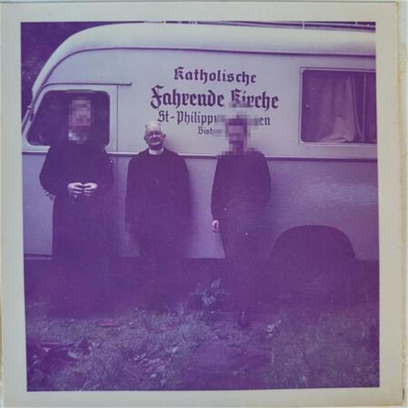 Drei Männer stehen vor einem Bus. Auf dem steht: Katholische Fahrende Kirche".