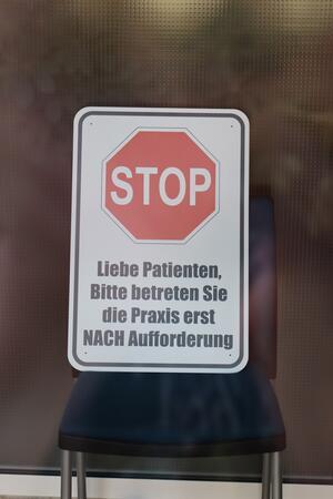 Weiterführung der Praxis Bernhardt in Othfresen gesichert Ein Schild: "Liebe Patienten, bitte betreten Sie die Praxis erst nach Aufforderung"