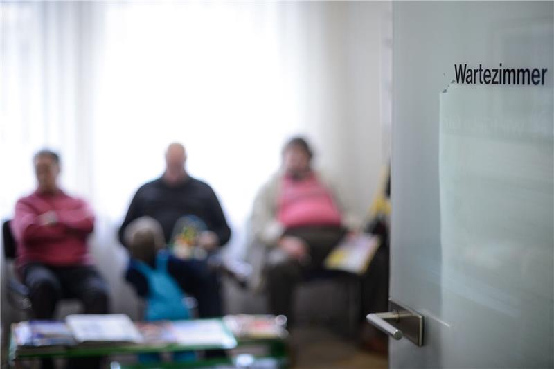Städtetag bittet Ärzte um längere Öffnungszeiten Patienten im Wartezimmer einer Stuttgarter Arztpraxis.