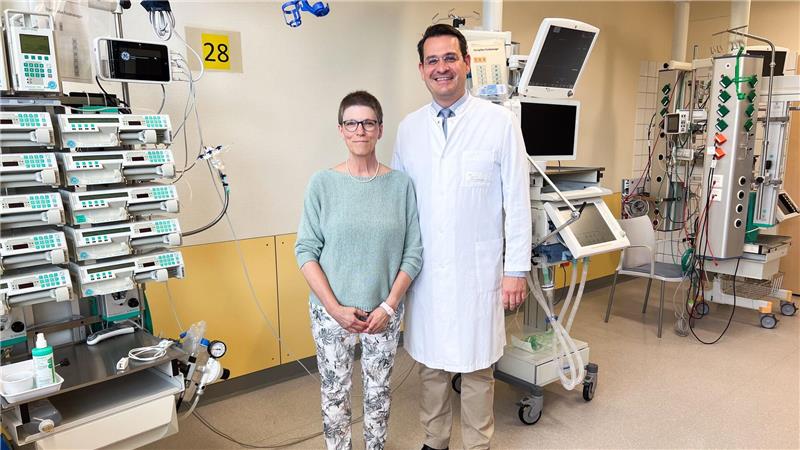 MHH: Neue Tumor-OP rettet Krebspatientin das Leben Patientin Susanne Viehmeier und Chefarzt Moritz Schmelzle stehen auf der Intensivstation der MHH.