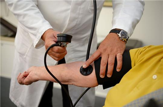 Patientin bei einem Hausarzt: Privatversicherte müssen in der Breite mit Beitragserhöhungen rechnen.