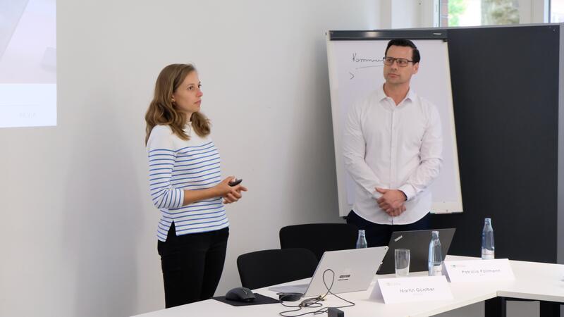 Vier Städte und der Landkreis beauftragen Institut mit Konzept Patricia Pöllman, Projektleiterin des Instituts für nachhaltige Energieversorgung (Inev) aus Rosenheim, und Martin Günther, Mitarbeiter des Software-Unternehmens Enersis aus Kleinmachnow, stellen ihre Arbeit für die kommunale Wärmeplanung im Landkreis Goslar vor.