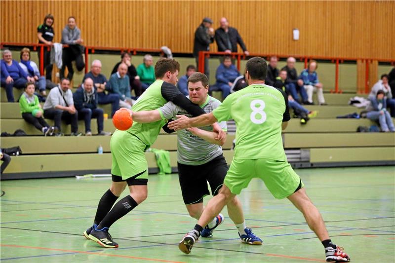 Patrick Belke (Mitte) und der MTV Jahn Schladen starten am Sonntag in die Saison der Handball-Regionsoberliga. In dieser Spielzeit strebt das Team einen Platz im Mittelfeld an. Foto: Neuendorf