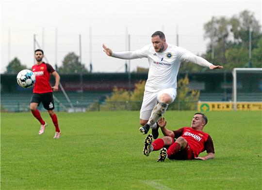 Patrick Cesar-Delgado muss sich mit der TSG Bad Harzburg beim SSV Kästorf geschlagen geben. Foto: Neuendorf