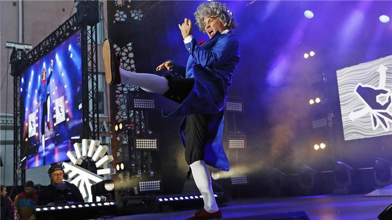 Patrick Culek „Van Airhoven“ aus Deutschland rockt das Finale der Luftgitarren-WM.