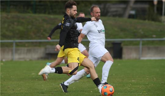 Patrick Czaja erzielt für den SV Rammelsberg den einzigen und somit entscheidenen Treffer gegen ein stark kämpfende SG Bredelem/Astfeld, mit der der neue Tabellenführer der 1. Nordharzklasse über weite Strecken große Mühe hatte. Foto: Gietemann