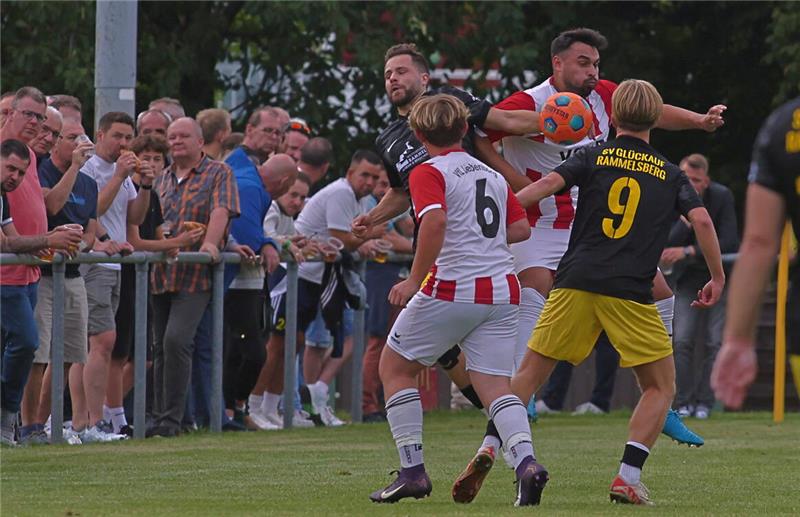 Patrick Czaja (l.) vom SV Rammelsberg und der Liebenburger Nico-Giovanni Colaianni liefern sich ein packendes Kopfballduell.