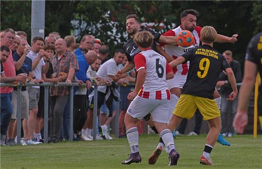 Patrick Czaja (l.) vom SV Rammelsberg und der Liebenburger Nico-Giovanni Colaianni liefern sich ein packendes Kopfballduell.