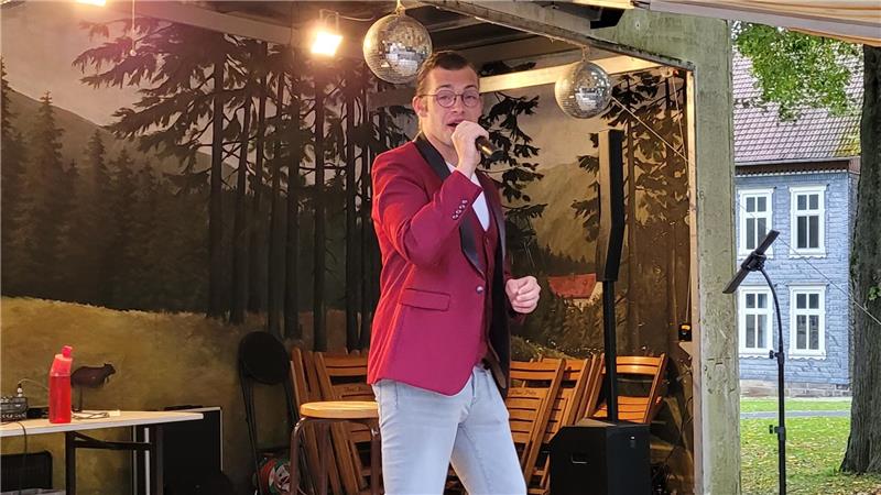 Patrick Duda aus Osterode singt für die Gäste der Grünen Meile Schlager.
