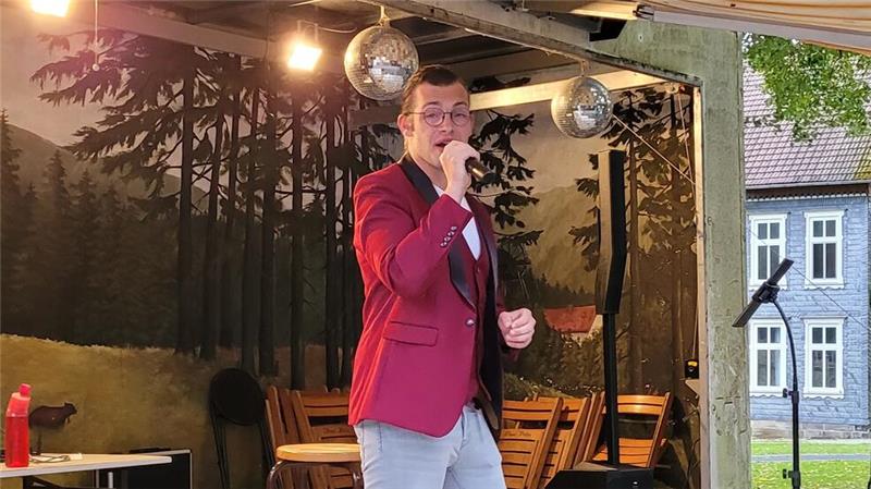 Patrick Duda aus Osterode singt für die Gäste der Grünen Meile Schlager.