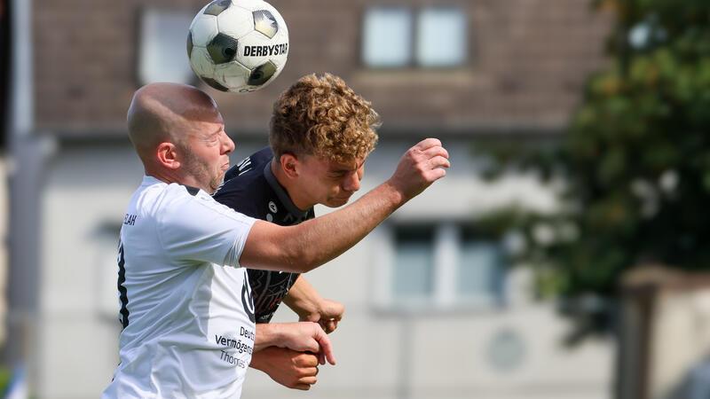Lochtum beendet beim Nachbarn die Sieglosserie Patrick Meier von der 2. Mannschaft der FG Vienenburg/Wiedelah (l). und der Lochtumer Jan Moritz Schmerer liefern sich ein rassiges Kopfballduell. Am Ende siegt der TSV mit 1:0.