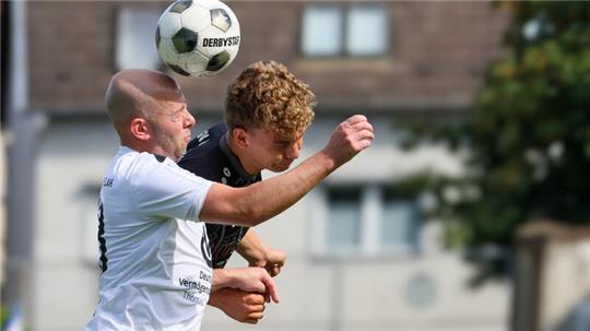 Patrick Meier von der 2. Mannschaft der FG Vienenburg/Wiedelah (l). und der Lochtumer Jan Moritz Schmerer liefern sich ein rassiges Kopfballduell. Am Ende siegt der TSV mit 1:0.