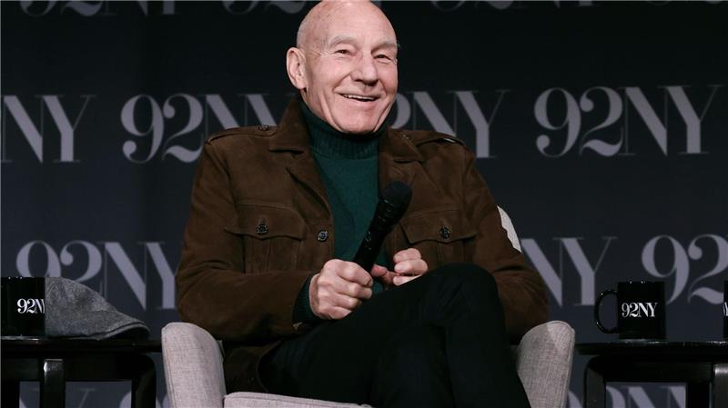 Patrick Stewart wird 85 - Für immer Jean-Luc Picard Patrick Stewart spricht auf der Bühne nach einer Vorführung von „Star Trek: Picard“.