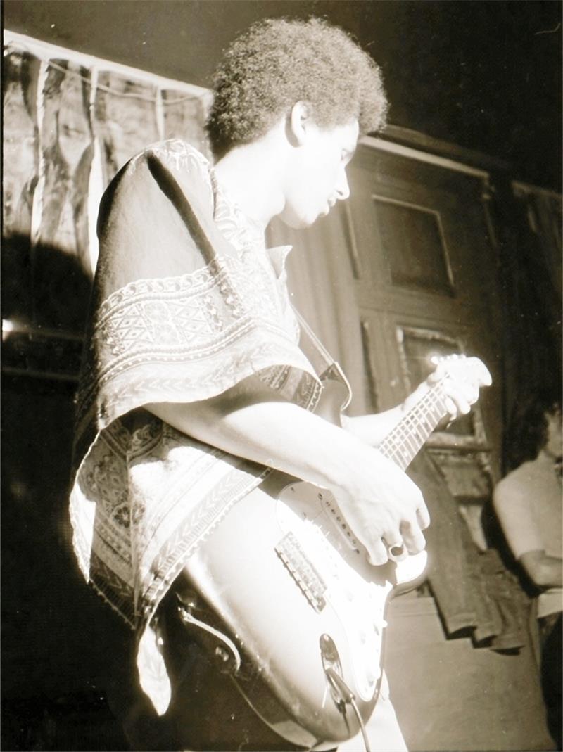 Kleines Revival für die Bad Harzburger Helden von 1973 Patrick Woelfle am Bass und im Hendrix-Bühnen-Outfit. Foto: Privat