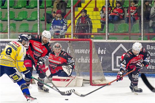 Patrik Franz, Taylor Dupuis und Ruven Bannach (v. re.) wollen im entscheidenden Halbfinale gegen Adendorf möglichst wenig zulassen. Foto: Drechsler