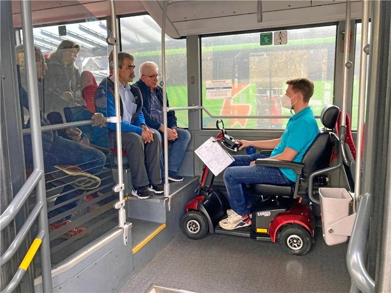 Hürden für Elektromobile in Harz-Bussen Patrik Werner, Geschäftsführer eines Goslarer Sanitätshauses, erklärt Harz-Bus-Mitarbeitern, auf was es bei Krankenfahrstühlen ankommt, wenn diese im Bus mitgenommen werden sollen. Foto: Harz-Bus