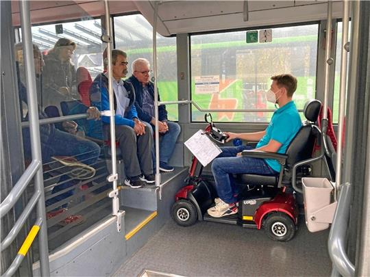 Patrik Werner, Geschäftsführer eines Goslarer Sanitätshauses, erklärt Harz-Bus-Mitarbeitern, auf was es bei Krankenfahrstühlen ankommt, wenn diese im Bus mitgenommen werden sollen.  Foto: Harz-Bus