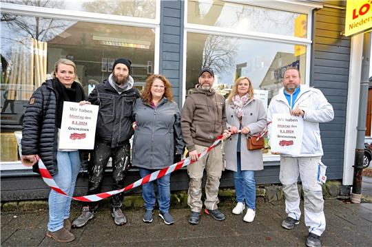 Patty Gerigk, Marcus Gerigk, Sabine König, Frank Krumpen, Daniela Krumpen und Bernd Pöschl (v.l.) beteiligen sich mit ihren Unternehmen am Montag an Protestaktion. Foto: Neuendorf