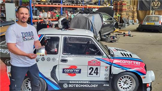 Paul Czarnecki präsentiert seine Trophäe vom polnischen „Hot-Wheels-Legends“-Wettbewerb, den er mit seinem umgebauten Fiat gewonnen hat.