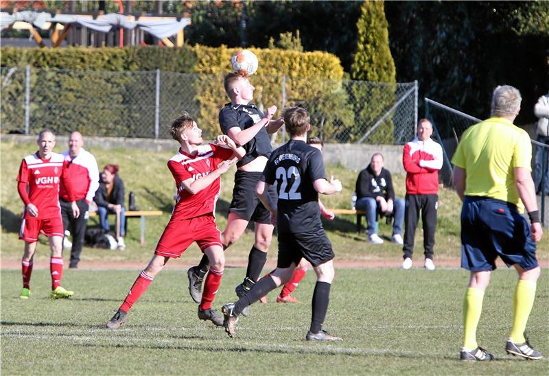 Tor aus 70 Metern bringt Vienenburger Sieg Paul-Jaro Kupczak von der FG Vienenburg/Wiedelah behauptet sich in diesem Kopfballduell. Am Ende gewinnen die Gäste mit 2:0 beim VfL Liebenburg und stehen im Achtelfinale des Nordharzpokals. Foto: Neuendorf