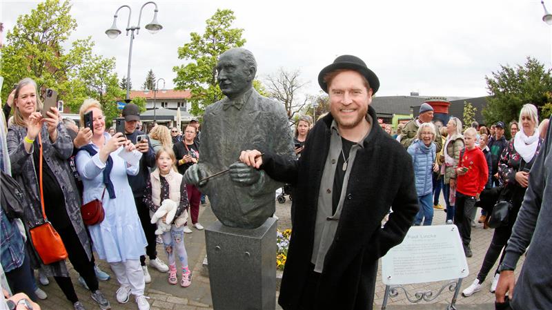 Profiteur und Propagandist – aber ohne „blutverschmierte Weste“ Paul Lincke und seine Ringträger: Im Mai 2023 nimmt Johannes Oerding die Auszeichnung in Hahnenklee entgegen.