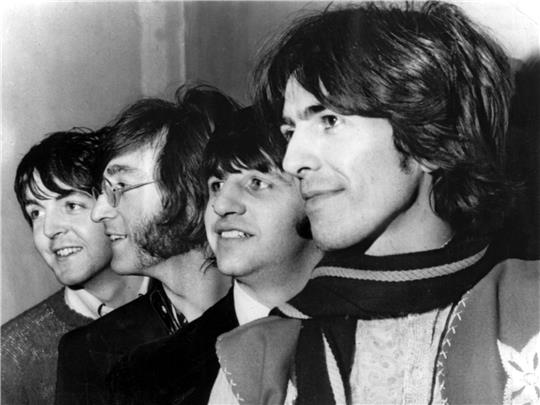 Paul McCartney (l-r), John Lennon, Ringo Starr und George Harrison aka The Beatles haben mal wieder einen Rekord gebrochen: Sie verzeichnen die größte Spanne zwischen zwei Nummer-eins-Hits überhaupt.