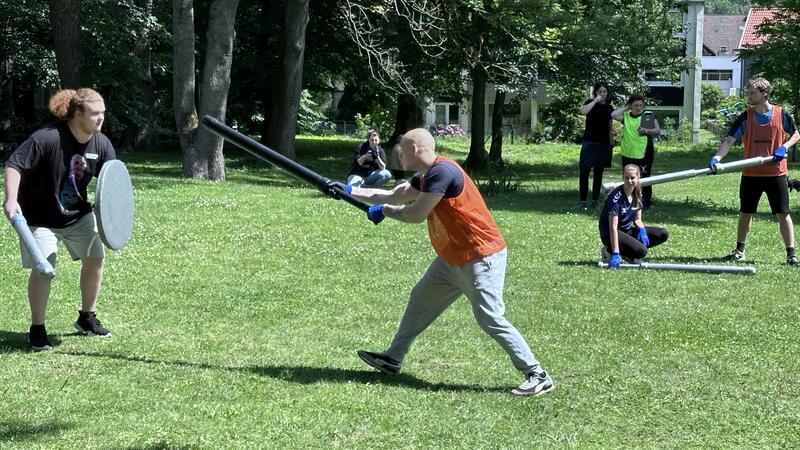 Paul Port (Mitte) hat schon Erfahrungen im Jugger-Spiel. Im Hintergrund gut zu erkennen: Eine Spielerin muss am Boden warten, weil sie getroffen wurde. Sie wird sogar noch von einem Gegner „fixiert“.