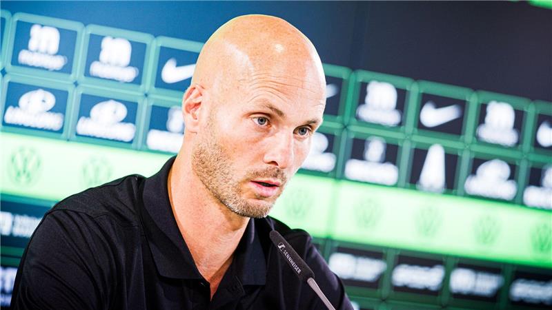 „Der Beste von ihnen ist Paul“: Wolfsburg stellt Trainer vor Paul Simonis bei seiner Vorstellung als neuer Trainer des VfL Wolfsburg.
