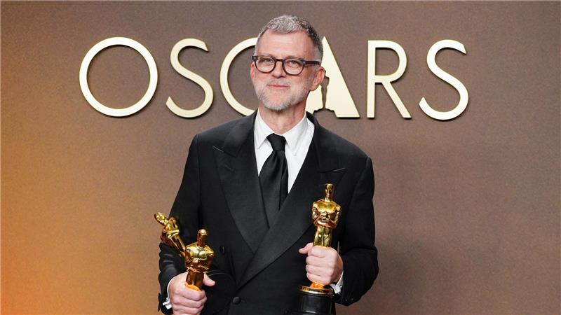 Paul Thomas Anderson, Gewinner der Preise für das Drehbuch (adaptiertes Drehbuch), die Regie und den besten Film für „One Battle After Another“, posiert im Presseraum der Oscar-Verleihung im Dolby Theatre in Los Angeles.