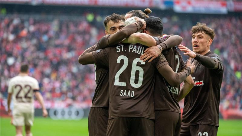 Bayern jubelt dank Doppelpacker Sané - Aber Abwehr-Sorgen Pauli wehrte sich in München nach Kräften und kam zum Ausgleich.