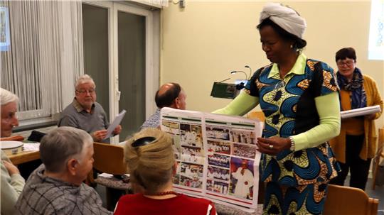 Paulina Neuhoff zeigt eine Kirchenzeitung aus ihrer nigerianischen Heimat.