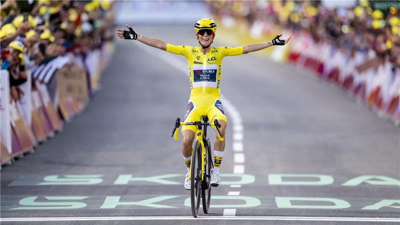 Bilder des Tages Pauline Ferrand-Prevot aus Frankreich vom Team Visma - Lease a Bike jubelt im Gelben Trikot der Gesamtführenden über den Etappen- und Gesamtsieg bei der Tour de France der Frauen.