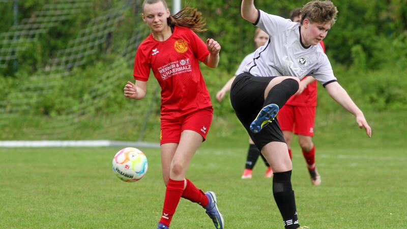 Pauline Urig (r.) erzielt im Kreisliga-Rückspiel bereits nach fünf Minuten die Führung für die SVG Hahndorf. Hier versucht sie sich gegen Enya Knackstedt vom SC 18 Harlingerode zu behaupten.