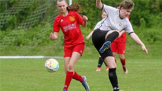 Pauline Urig (r.) erzielt im Kreisliga-Rückspiel bereits nach fünf Minuten die Führung für die SVG Hahndorf. Hier versucht sie sich gegen Enya Knackstedt vom SC 18 Harlingerode zu behaupten.