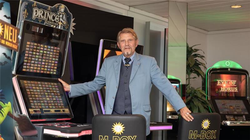 Glücksspiel-Pionier Gauselmann geht nach 67 Jahren in Rente Paus Gauselmann mit 84 Jahren im Jahr 2019 in einem Showroom am Firmensitz. Nun geht er mit 90 in Ruhestand.