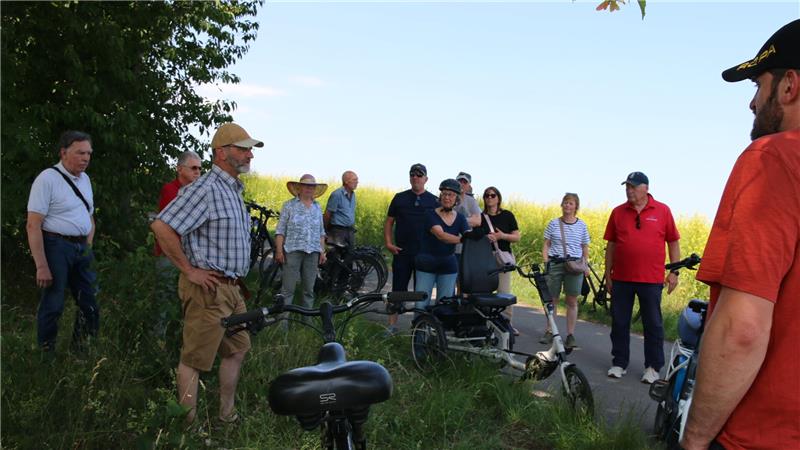 „Tour de Flur“ bringt Landwirtschaft näher Pause am Schattenplatz: Der Langelsheimer Landwirt Joachim Lindenberg (3.v.l.) führt die Fahrradgruppe an.