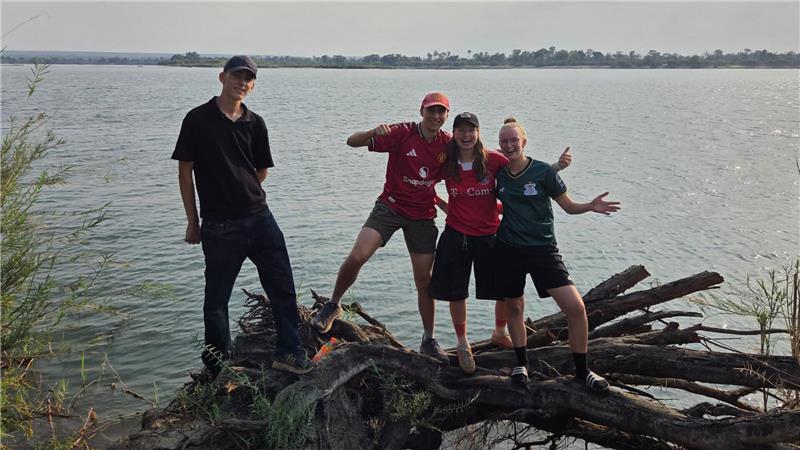 Amalia Saupe (19) aus Goslar trainiert ein Mädchenteam in Afrika Vier Helfer aus Europa posieren vor dem Sambesi.